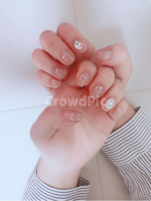 셀프네일,네일아트,파츠네일,네일파츠,스톤네일,진주네일,라인네일,라인테이프네일,누디네일,누드네일,베이지네일,살색네일,사람,인물,인간,human,person,신체일부,몸,body,뷰티,미용,beauty treatment