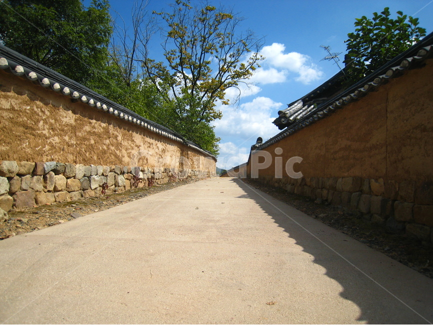경북,안동,하회마을,골목,길,담장,파란하늘,구름,전통,기와,wall,road,tradition,blue,sky,나무,tree,cloud,한국전통,한국문화,korean traditional,korean culture,건축물,건물외관,exterior,building,structure,architecture,construction