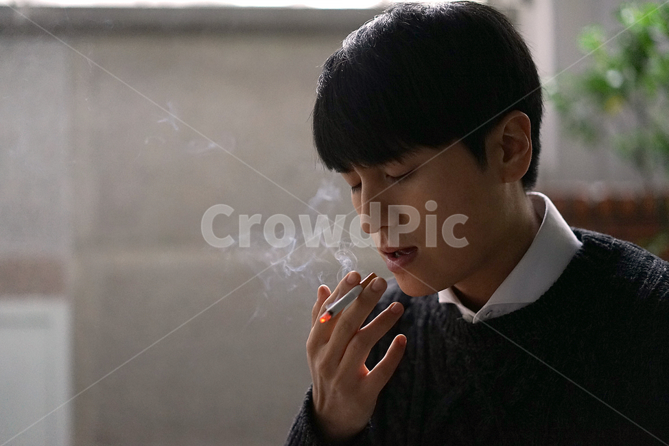 남성,남자,담배,흡연,담배연기,연기,금연,니코틴,사람,인물,인간,human,person,남성,남자,man,male,건강,헬스웨어,헬스케어,healthware,health care
