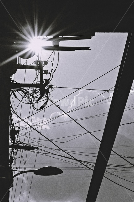 흑백사진,가로등,하늘,구름,light,빛,햇빛,플레어,sunlight,flare,전선,전신주,전기줄,흑백,모노톤,monochrome,black and white