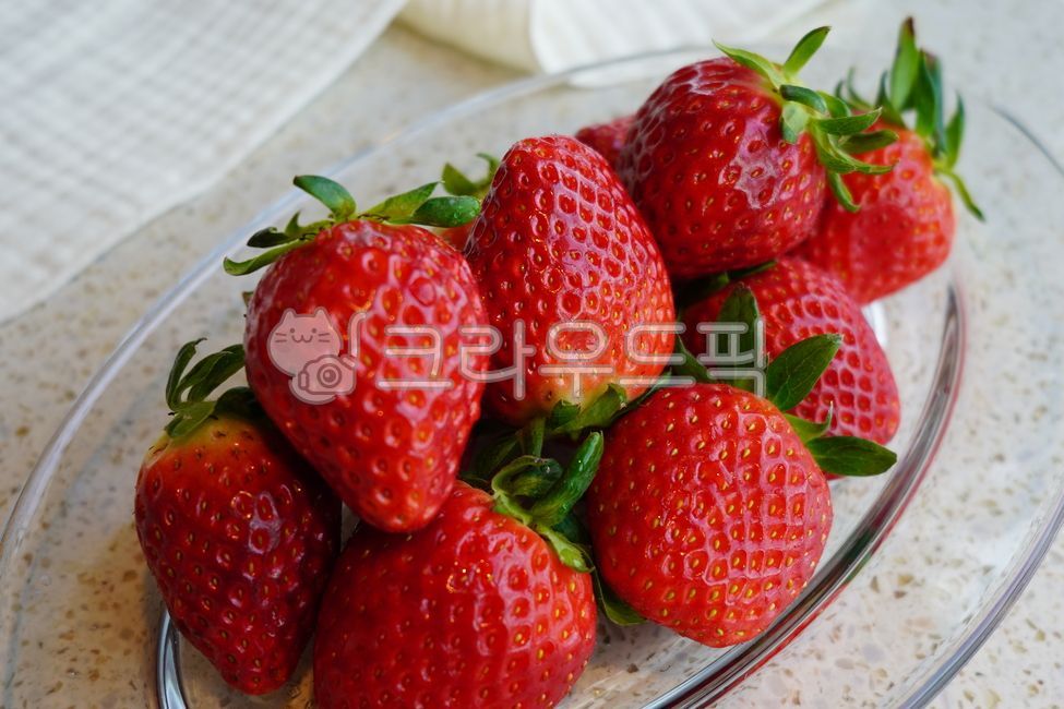 berry,winter fruit,red strawberry,fruit,strawberry,red fruit,Oval plate,food,strawberry bowl,transparent plate,transparent oval plate,fruit bowl