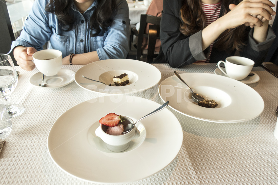 디저트,카페,레스토랑,후식,대화,카페인,케이크,티라미수,커피,coffeetime,아늑한,요리,이벤트,음식,재미있는,휴일,실내,라이프스타일,사람들,달콤한,테이블티백,티타임,장소,빈티지,물,친근함,친밀감,수다,아이스크림,딸기후식,테이블,흰색,접시,플레이팅,음식,식재료,요리,food,cook,meal,dishes,food reserves,디저트,간식,후식,dessert,snack