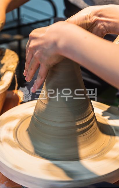 도자기,도자기제작,도자기만들기,도자기작업,도자기빚기,도자기제품,도자기공장,도자기공방,도자기공예,도자,도기,자기,사기,사기그릇,도자기그릇,그릇,질그릇,토기,물레,돌림판,물레작업,작업실,작업대,도예공방,도예방,도자기작업실,작업공정,도예작업,도예,도예촌,공방,공예,공예품,수공예품,수공예,점토공예,흙공예,점토,진흙,흙,이천시,사기막골,도자문화,전통공예,전통도자기