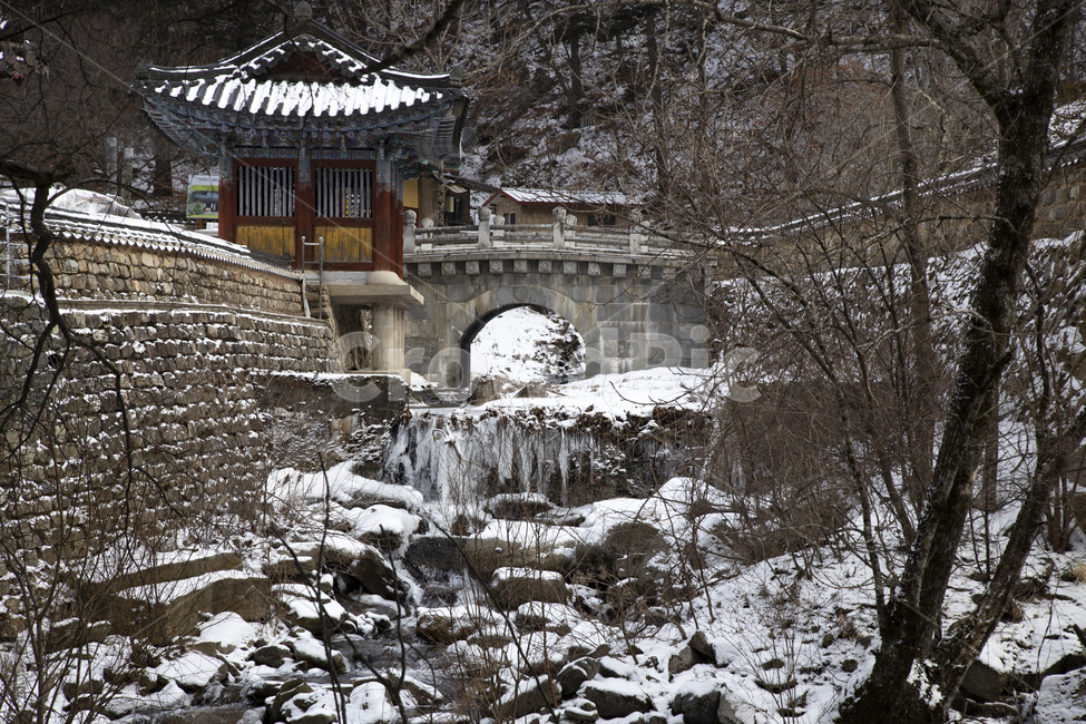 정암사,종교,불교,한옥,돌다리,계곡,겨울,얼음,바위,석축,기와지붕,눈,강원도,함백산,사찰,흐르는
