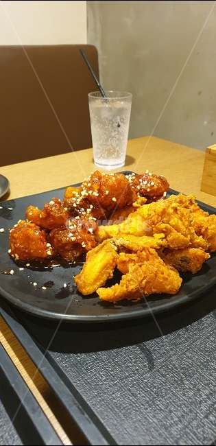 치킨,반반치킨,저녁식사,음식,간식,음식,식재료,요리,food,cook,meal,dishes,food reserves,육류,고기,meat