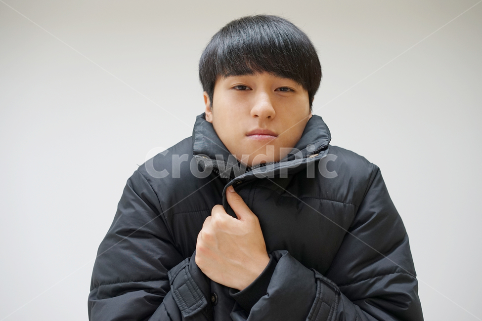 남성,남자,패딩,추위,한파,겨울,꽃샘추위,감기,몸살,겨울,계절,winter,season,사람,인물,인간,human,person,얼굴표정,facial expression,face,남성,남자,man,male,감정표현,기분,feeling,emotion