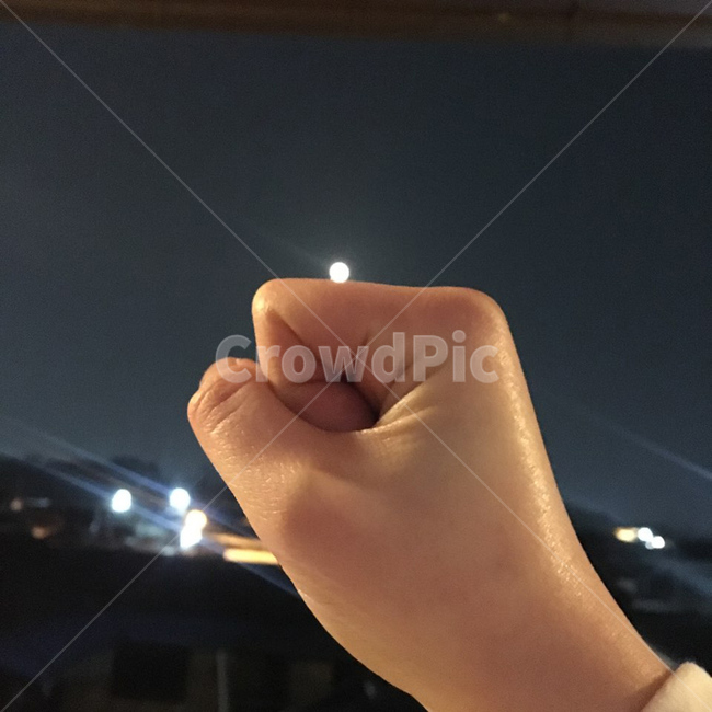 person,사람,human,인간,손,달,빛,hand,moon,light,야외,outdoor