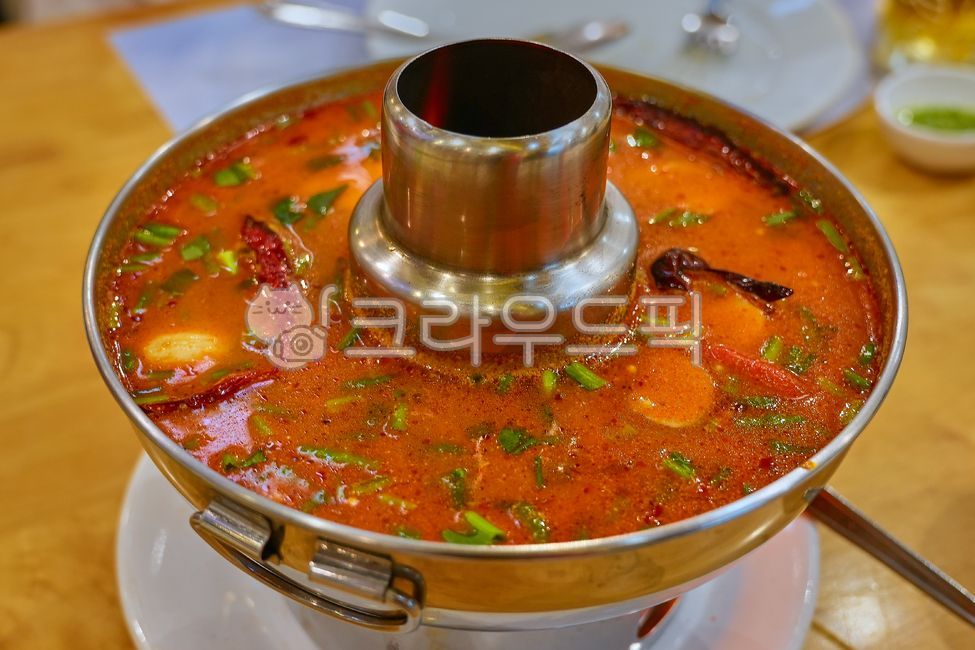 pepper,lunch,chili,shrimp,plate,vegetable,freshness,vegetables,Tom yum goong,brazier,thailand,cooking,Sinseonro,stew,Spice,cuisine,spicy,delicious,dinner,food,meal,dish,spices,tomyum