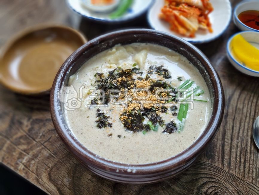 칼국수,들깨칼국수,뚝배기,그릇,접시,음식,식사,food,meal,bowl