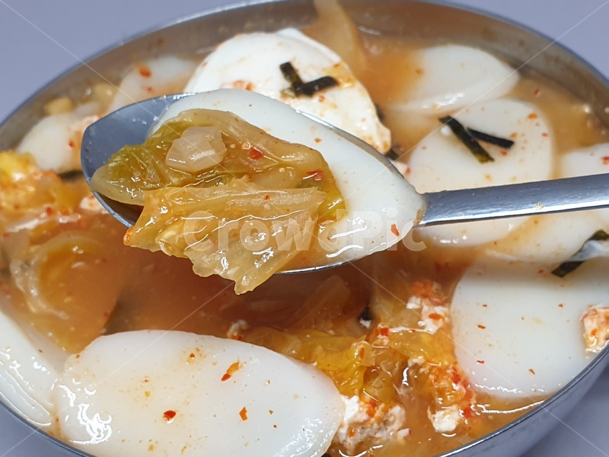 떡국,끼니,한끼,한그릇,요리,조리,메뉴,한국요리,전통요리,명절요리,koreafood,그릇,스댕그릇,meal,dish,사물,오브젝트,object,음식,tteokguk,ricecakesoup,레시피,맛있는,recipe,국물,김치,떡,cook,식기,숟가락,스푼,spoon,bowl,soupbowl,수프그릇,식사,한국음식,명절음식,전통음식