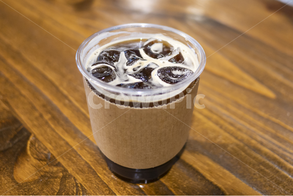 아이스,아메리카노,얼음,커피,카페,cafe,ice,coffee,americano,에소프레소,에스프레소,나무식탁,나무테이블,시원한,커피,카페,coffee,cafe