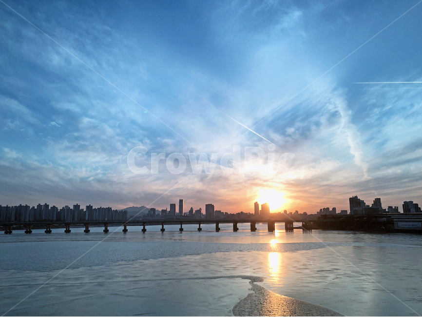 seoul,hanriver,sky,landscape,cloud,sunset,icebug,sunshine,dark,winter,cold,nature,city,urban,pattern,서울,도시,한강,풍경,자연,석양,구름,다리,지하철,겨울,계절,winter,season,도시,풍경,city,landscape,한국도시풍경,한국도시경관,korea cityscape,outdoors,옥외,하늘