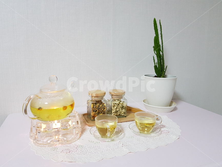 유리잔,국화차,아카시아차,차,말린국화,노란색,흰색,녹색,선인장,마블선인장,다육이,음료수,drink,beverage