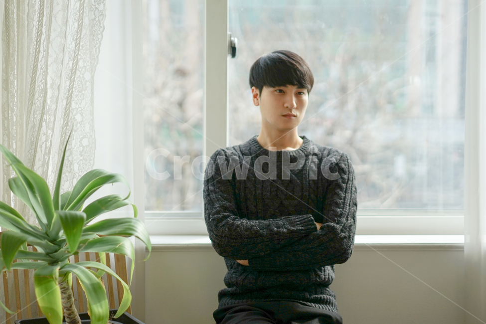남성,남자,창가,창문,스웨터,니트,실내,사람,인물,인간,human,person,남성,남자,man,male,패션스타일,의상,fashion,style
