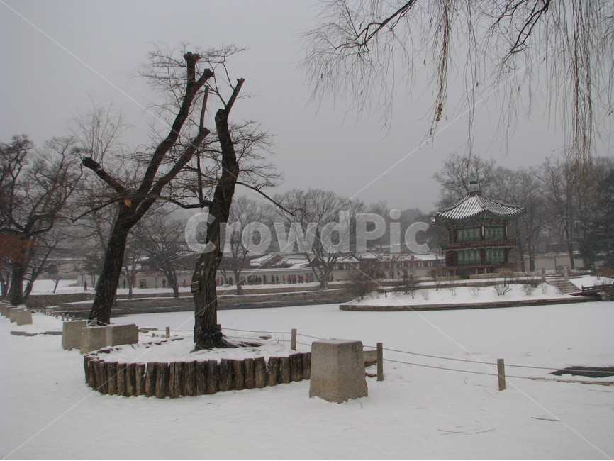 궁궐,경복궁,경회루,향원정,겨울,눈,호수,한국,대한민국,겨울,계절,winter,season,한국전통,한국문화,korean traditional,korean culture,랜드마크,landmark,tourist attraction,한국랜드마크,한국관광지,한국명소,korea landmark,korea tourist attraction,건축물,건물외관,exterior,building,structure,architecture,construction