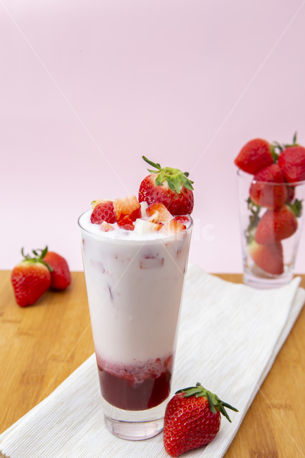 딸기,딸기라떼,strawberry,strawberrylatte,strawberrybeverage,딸기음료,딸기쥬스,음료,음식,식재료,요리,food,cook,meal,dishes,food reserves,과일,열매,fruit,음료수,drink,beverage,감성,sensible,feeling