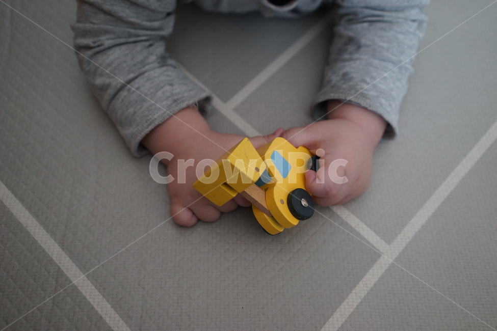 toy,장난감,아기,손,아기손,불도저,자동차,노란색,하이앵글
