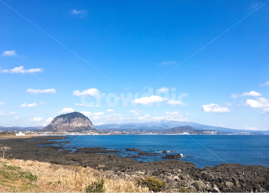 제주,바다,하늘,돌,자연,한라산,산방산,자연,풍경,nature,landscape,한국자연풍경,한국자연경관,korea nature landscape,제주도,jeju,jeju island,land,땅,outdoors,옥외,water,물,shoreline,해안선,sea,ocean,대양,promontory,곶