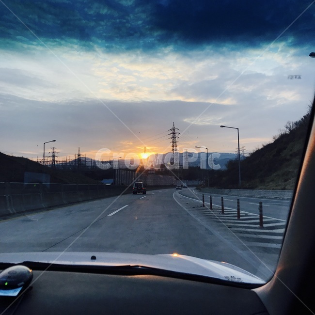 노을,고속도로,구름,차안에서,하늘,교통,교통수단,traffic,transportation