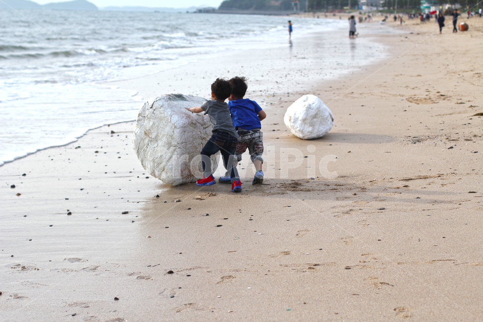 바다,해변,스트로폼,해수욕장,모래사장,해변가,해변,바다,beach,sea,사람,인물,인간,human,person,어린이,어린아이,child,children,kid