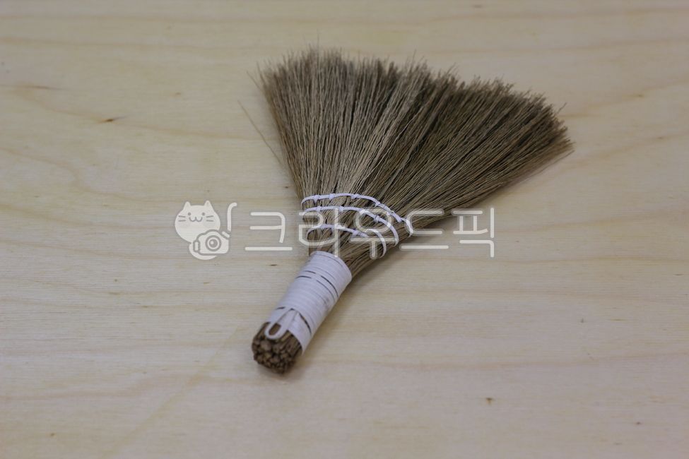 desk broom,rain,broomstick,broom,table