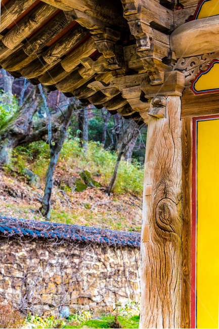 무단청,처마,나뭇결,문양,무늬,돌담,전통,한국전통,한국문화,korean traditional,korean culture,건축물,건물외관,exterior,building,structure,architecture,construction