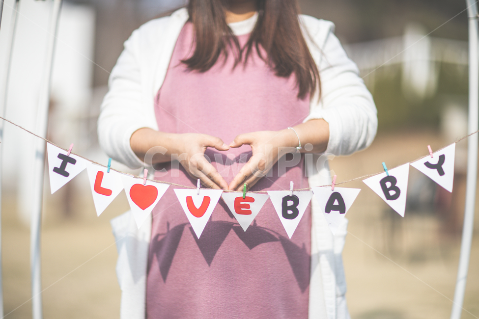 clothing,의류,apparel,의복,sleeve,소매,임신,pregnant,사람,인간,여자,human,person,woman,하트,heart,사람,인물,인간,human,person,여성,여자,woman,female,lady,가족,패밀리,family