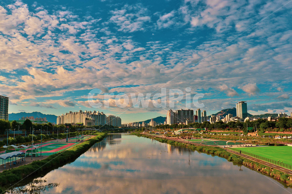 중랑천,하늘,구름,cloud,sky,자전거도로,하천,중랑구,동대문구,반영,반사,blue,green,산,동부간선도로,공원,park,river,escape,한국자연풍경,한국자연경관,korea nature landscape,outdoors,옥외,water,물