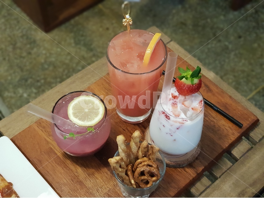 커피,카페,오미자,석류,석류차,수제에이드,수제차,핸드메이드,딸기라떼,딸기우유,자몽에이드,자몽,음료수,drink,beverage