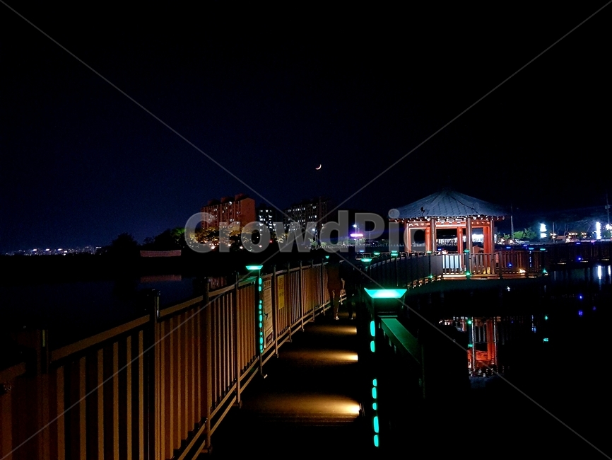 공원,밤,야경,다리,호수,달,야외,야경,밤,풍경,nightscape,night,landscape,한국전통,한국문화,korean traditional,korean culture,건축물,건물외관,exterior,building,structure,architecture,construction,water,물,waterfront,워터 프론트,banister,난간,handrail,railing,port,포트,pier,교각