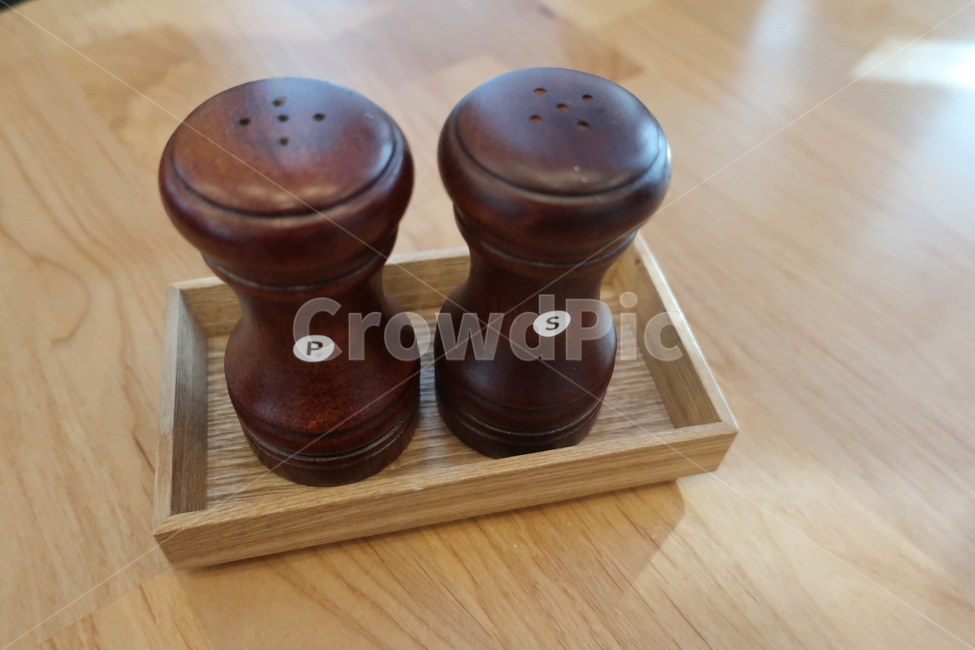 식당,음식점,식탁,테이블,양념,양념통,후추,소금,조미료,향신료