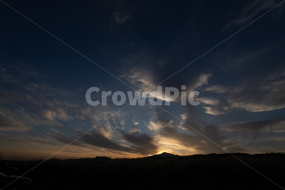 sunset,일몰,일출,sunrise,제주도,갈대,갈대밭,구름,저녁하늘,역광,한라산,오름,들판,자연,풍경,nature,landscape,outdoors,옥외,weather,날씨,sky,하늘