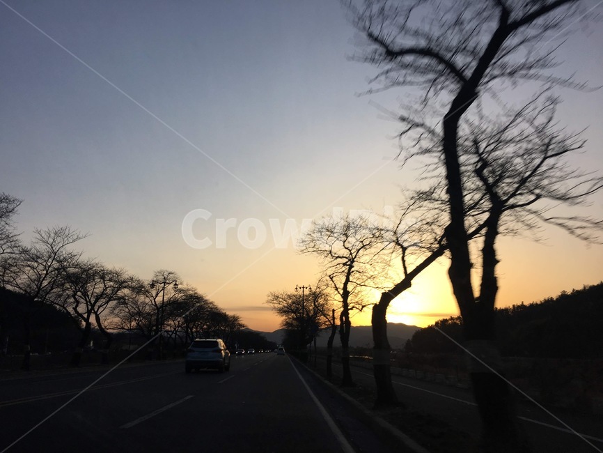 저녁하늘,노을,도로,드라이브,해질녘,자연,풍경,nature,landscape,outdoors,옥외,sky,하늘,sunset,일몰,red sky,붉은 하늘,dusk,황혼,dawn,새벽,road