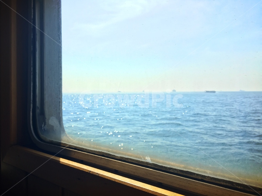 창문,배,바다,여행,여유,햇빛,빛,창가,창,바닷물,감성,따뜻한,뷰,오후,window,light,sea,sunlight,warm,afternoon,view,풍경,배위에서,자연,풍경,nature,landscape,home decor,가정 장식