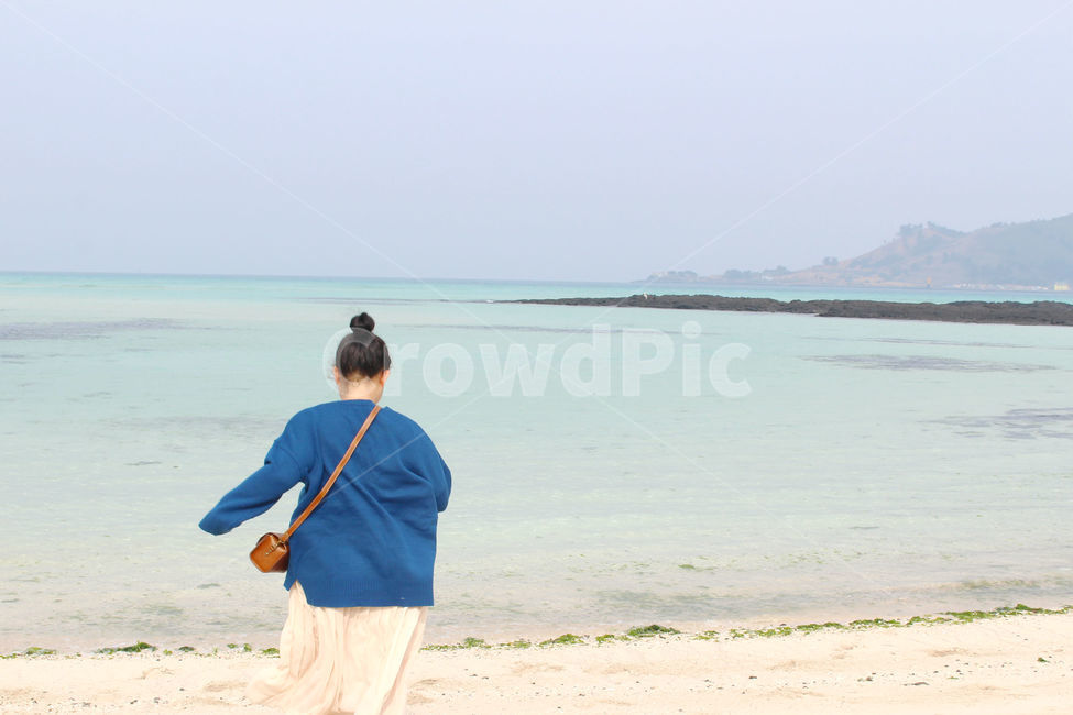 사람,감성사진,바다,하늘,여자,blue,people,woman,sky,sea,해변,바다,beach,sea,제주도,jeju,jeju island,사람,인물,인간,human,person,여성,여자,woman,female,lady,여행,휴가,traveling,vacation,trip,shorts,반바지,apparel,의복,clothing,의류