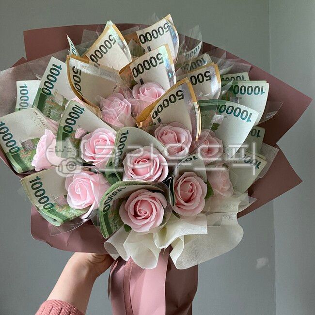 gift,bankroll,bouquet,Pin money,gift for parents