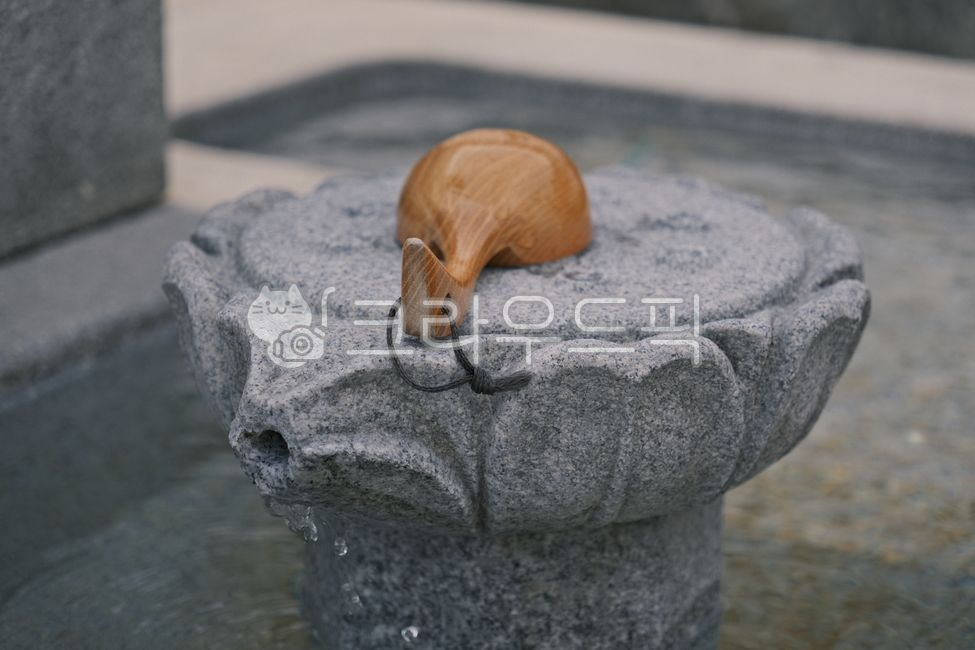 한국사찰,바가지,정화수,약수터,전통바가지,물흐름,사찰정원,불교문화,절분위기,나무국자,깨끗한물,소박한아름다움,불교적상징,동양정원,koreantemple,stillwater,zenatmosphere,koreanheritage,buddhistculture,stonefountain,봉선사
