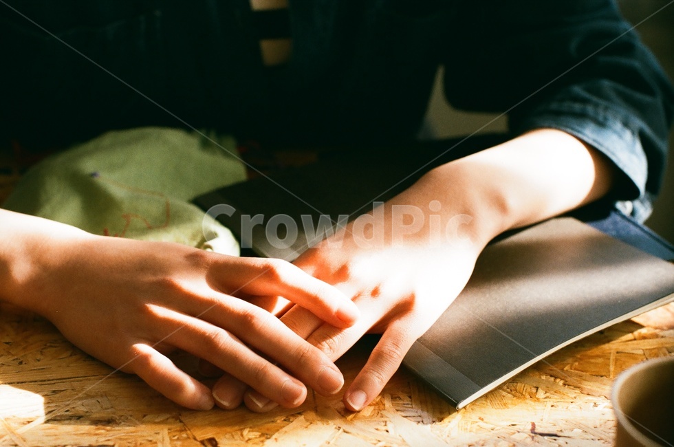 손,그림자,몸,body,hand,감성사진,필름사진,사람,인물,인간,human,person,신체일부,몸,body,감성,sensible,feeling