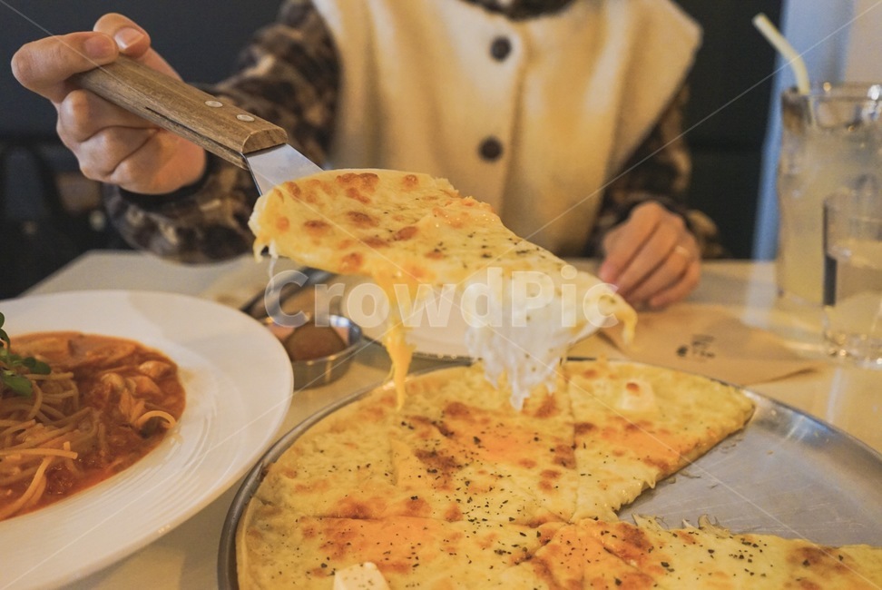 데이트,피자,파스타,감성사진,restaurant,사람,인물,인간,human,person,신체일부,몸,body,음식,식재료,요리,food,cook,meal,dishes,food reserves,양식,서양음식,서양요리,western food,western dishes,western meal,western cook