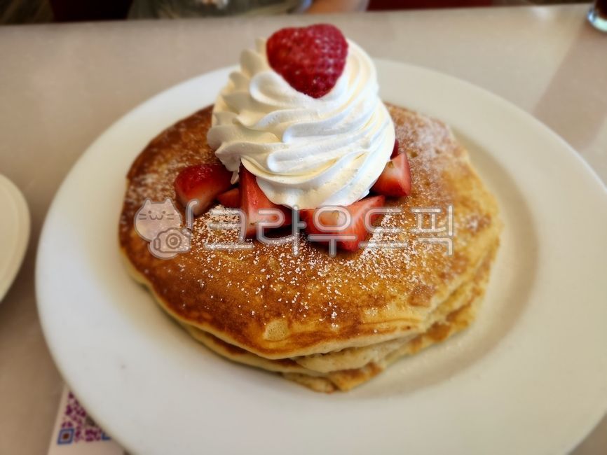 whipping cream,strawberrypancake,strawberry,pancake,Strawberry whipped cream