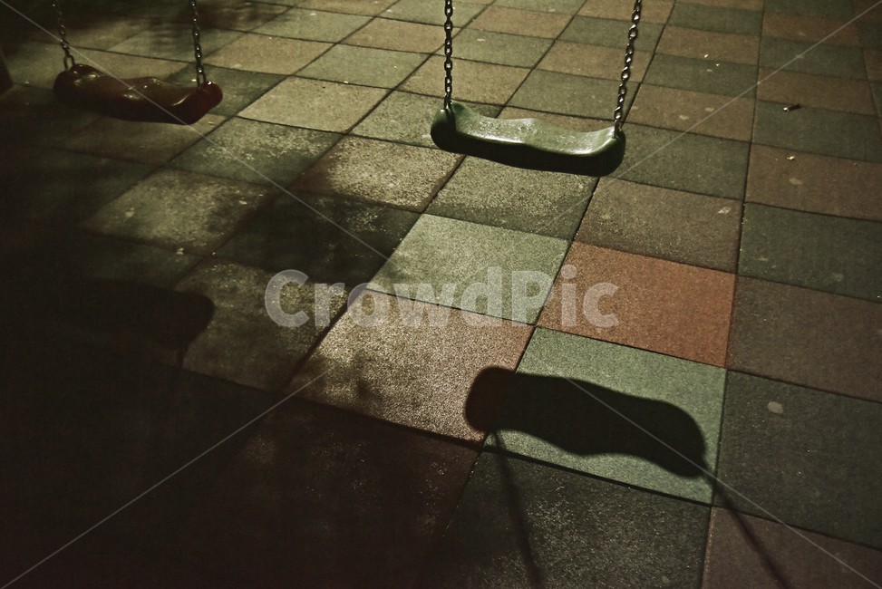놀이터,그네,인적없는,그림자,명암,보도블럭,쓸쓸함,적막,고요,놀이기구,배경,바탕,백그라운드,swing,lon,lonely,solitary,stillness,silence,사각형,패턴,pattern,atrackless,놀이공원,놀이동산,놀이터,amusement park,playground
