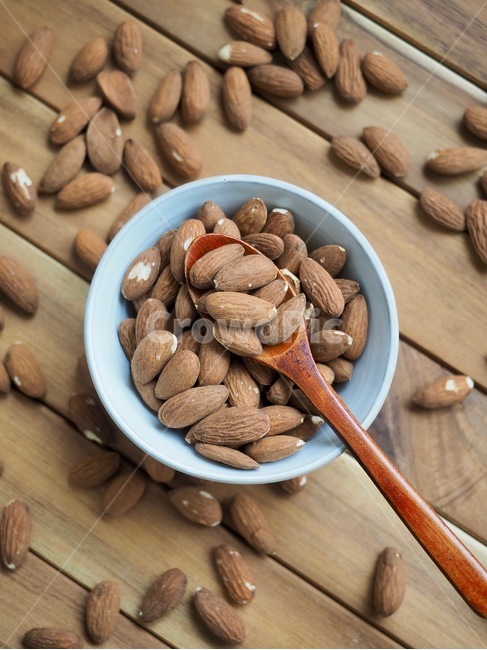 snack,almond,bowl,nut,brown,nutritious snack,food,nuts,closeup,background,Spoon