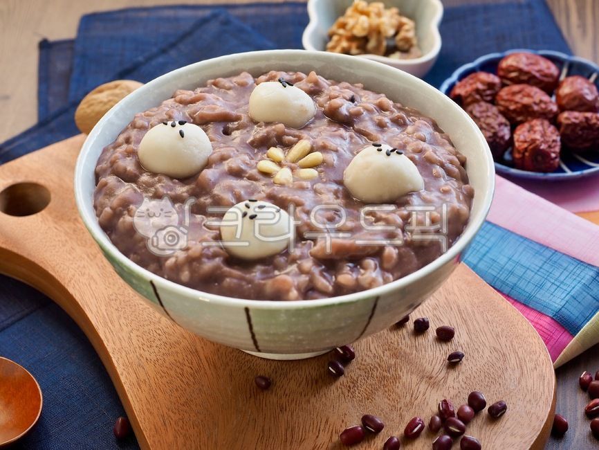 wellnessfood,asianfood,Red bean porridge,koreanculture,porcelainbowl,wellbeing,Wellbeing food,Ongsimi,Asian food,pine nut,traditionalfood,koreantraditionalfood,blackfood,bamboo,porcelain bowl,korea,background,pinenut,winterfood,traditional food,black food