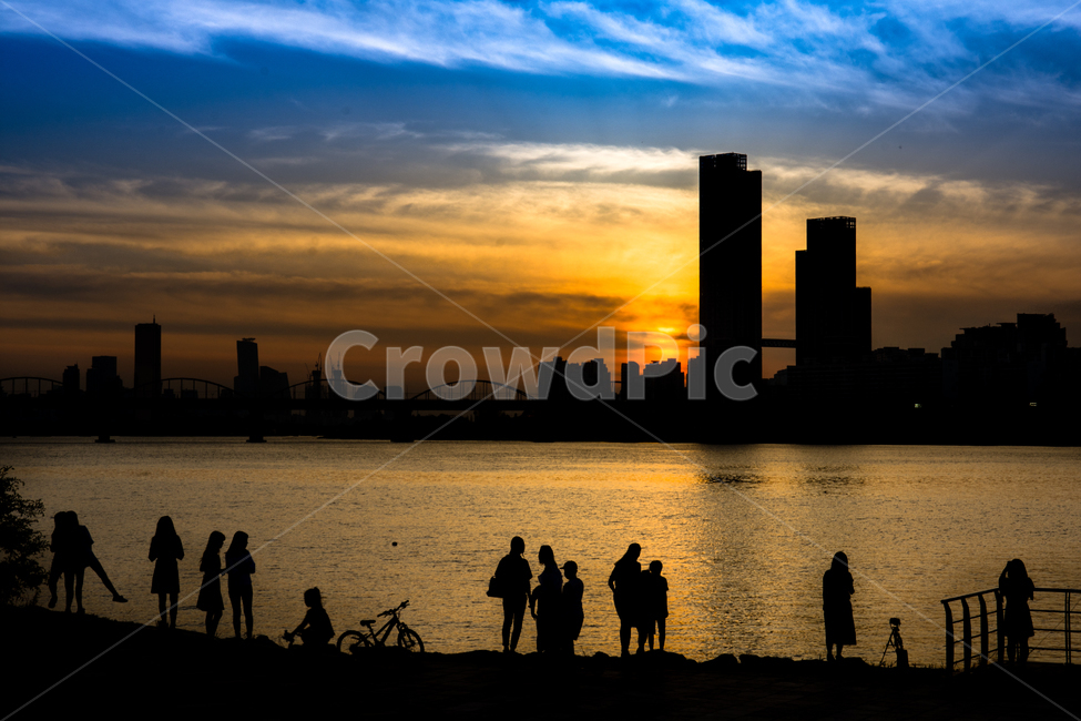 노을,일몰,한강,실루엣,빌딩,구름,하늘,저녁노을,자전거,강,hanriver,river,sky,풍경,야경,밤,풍경,nightscape,night,landscape,도시,city,실루엣,그림자,silhouette,shadow,인물실루엣,사람실루엣,character silhouette,human silhouette,person,사람,human,인간,nature,자연,outdoors,옥외