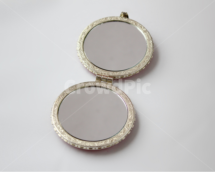 손거울,거울,미니,미니거울,mirror,littlepocketmirror,코스메틱,악세사리,원형,메이크업도구,도구,메이크업,흰배경,열림,open,열린,반영,골드,금색,소품