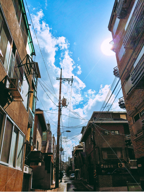 서울,하늘,태양,빌라,달동네,햇빛,전봇대,길,골목,봄,구름,낮,골목길,alley