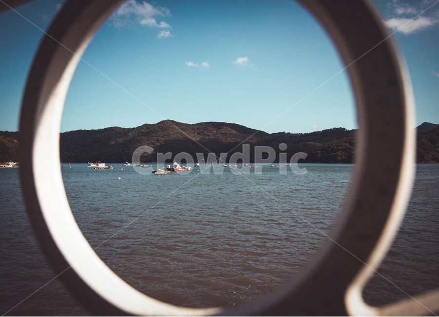 원,자연,하늘,파란,산,구름,배,circle,mountain,cloud,sky,sea,wind,화창한,바람,자연,풍경,nature,landscape,window,창문,porthole,현창