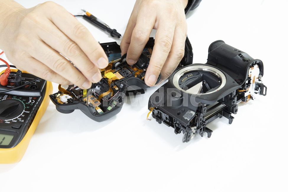 카메라,부품,케이스,전자회로,기판,알루미늄,거울,바디,플라스틱,나사,원형,마운트,망가진,고치는,분해,조립,손상,미러,손,테스터기,드라이버,수리,과학,인간,사람,person,human