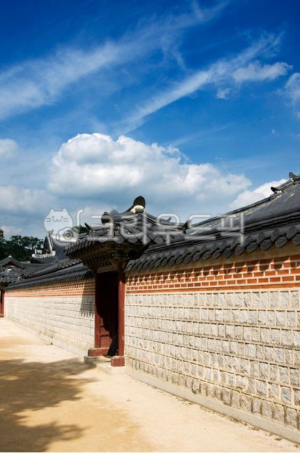 담장,담,경복궁,기와,기와집,한옥,전통한옥,구름,문화재,유물,유적지,관광지,고궁,궁전,궁궐,고건축물,고건축,건축,종로구,서울,한국,한국전통,한국문화,korean traditional,korean culture,건축물,건물외관,exterior,building,structure,architecture,construction