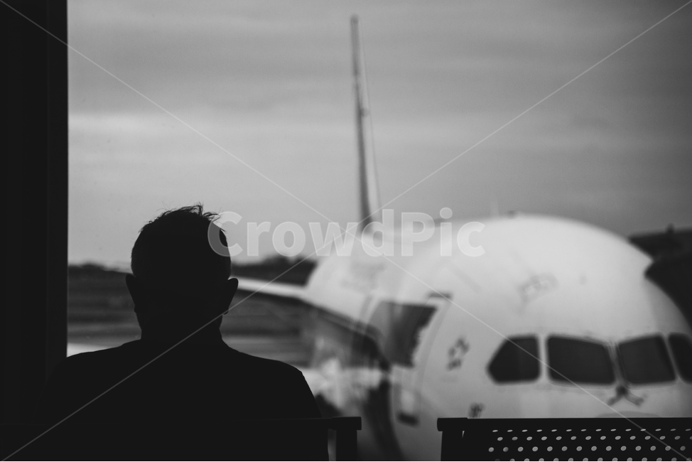사람,실루엣,공항,대기,비행기,게이트,환승,탑승대기,항공기,여객기,흑백,여행,휴가,traveling,vacation,trip,교통,교통수단,traffic,transportation